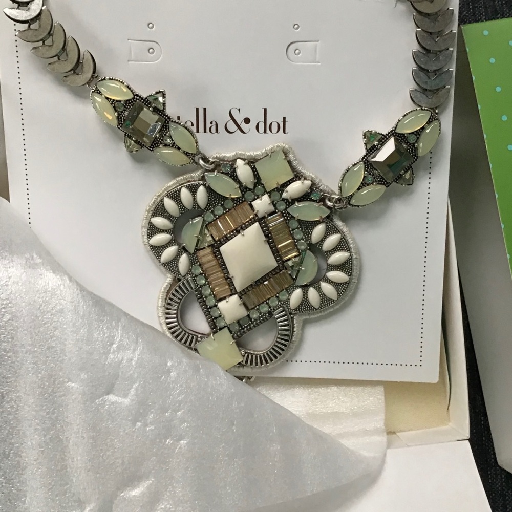 Stella and Dot Kaia pendant necklace (4a)